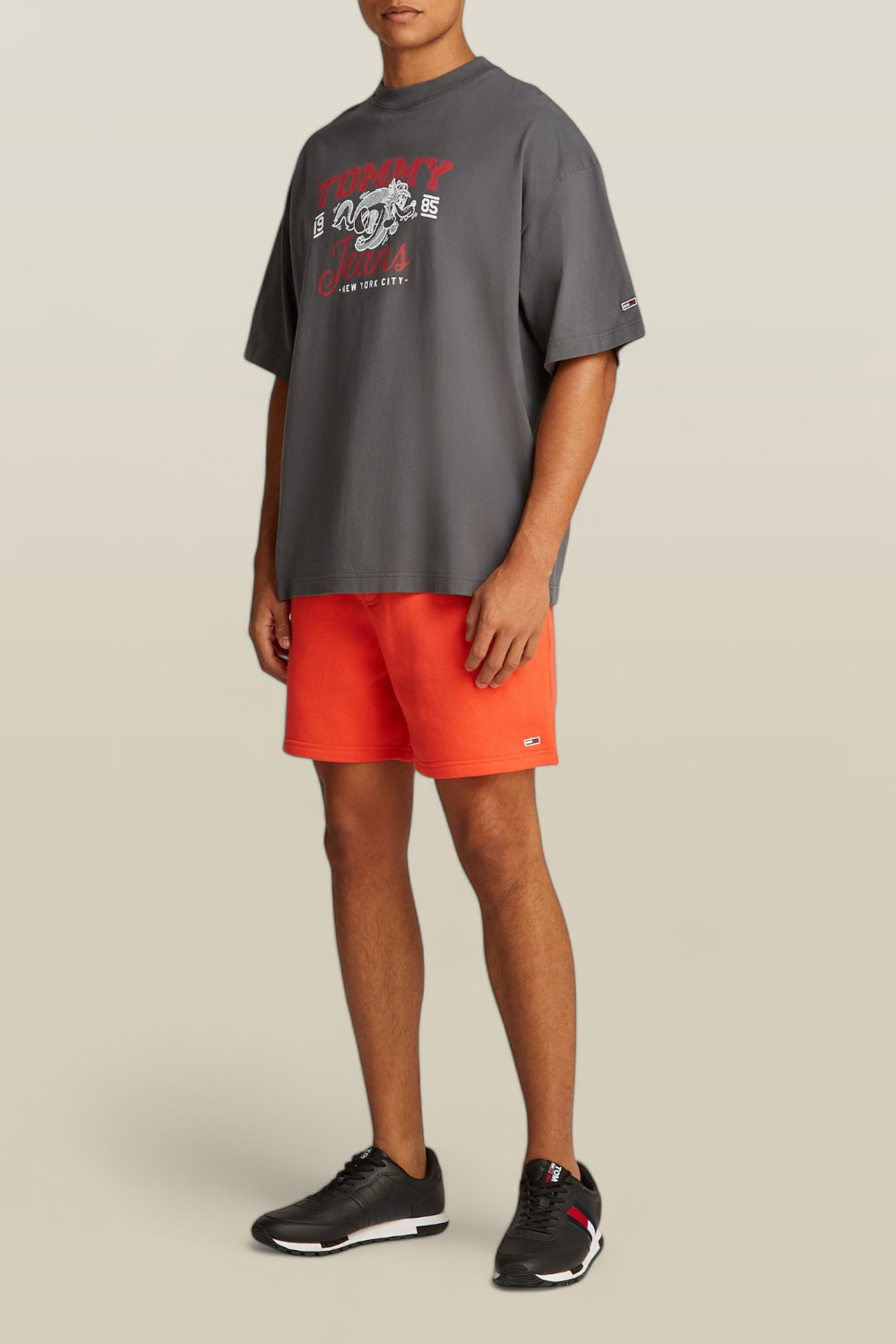 תמונת כל הלוק של חולצת טי TOMMY HILFIGER